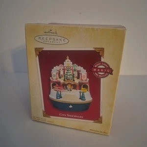 Hallmark Keepsake Ornament “ City Sidewalks” Magic Ornament (QLX7635) 2005 - Bild 1 von 4