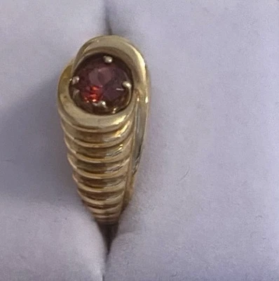 ¡Anillo de cóctel vintage de oro amarillo macizo de 18k con rubí y diamantes! Mujer talla 8! Foto 1 de 4