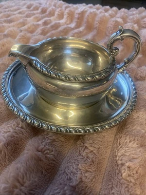 Elegante barco vintage con salsa plateada - Reed & Barton "Old London" Foto 1 de 4