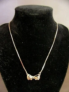 Kupferfarbene Fliege Halskette mit goldfarbener Kette - Bild 1 von 4