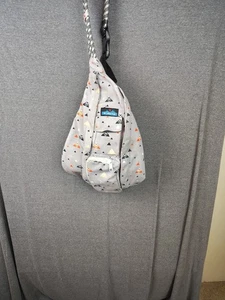 KAVU Rope Sling Bag grau Triangle Print Crossbody Rucksack Outdoor Reise - Bild 1 von 3