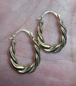 Orecchini a cerchio Holloware in oro giallo 10 carati design a torsione piccoli 0,8" lunghi 0,73 g - Foto 1 di 10