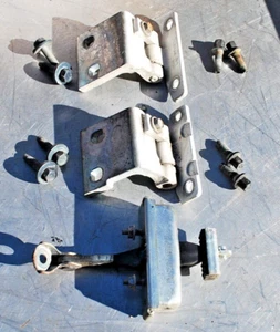 2006 -2010 HUMMER H3 FRONT PASSENGER SIDE Door HINGES & STOPPER USED OEM - Foto 1 di 4