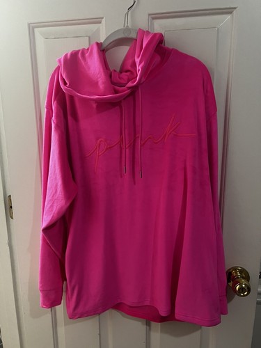 UNDERCOVER Felpa con cappuccio nuova con etichette Victoria's Secret rosa velluto campus orlo aperto rosa atomico script XL