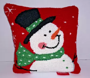 WISHES & WONDER Cuscino Rosso Filato Gancio Design Rosso con Disegno PUPAZZO DI NEVE - Foto 1 di 7