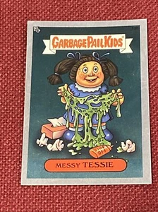 Garbage Pail Kids GPK ANS 2003 plata brillante espalda MESSY TESSIE 13b envío gratuito - Imagen 1 de 2