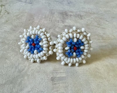 Винтажные белые, синие и красные серьги-винты с цветочным бисером - Изображение 1 из 4