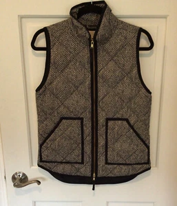 J CREW SMALL schwarz hellbraun Herringbone Druck durchgehender Reißverschluss gesteppte Weste EUC - Bild 1 von 4
