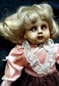 Muñeca de porcelana espeluznante, NUEVO rosa satinado y vestido de terciopelo un poco embrujado - Imagen 1 de 12