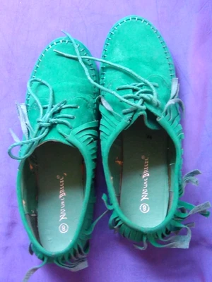 Mocasines planos Nature Breeze de gamuza sintética para mujer con flecos verdes talla 8 Foto 1 de 4