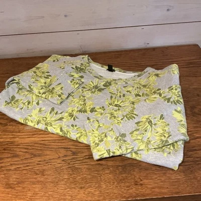 J. Tripulação. Moletom feminino pequeno cinza com design de flor amarela Cottage Core - Imagem 1 de 4