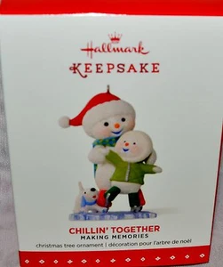 2015 HALLMARK - CHILLIN' TOGETHER - 8TH IN MAKING MEMORIES SERIE - COMO NUEVO EN CAJA - Imagen 1 de 3
