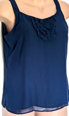 Camiseta regata Kathleen Kirkwood detalhe de babado azul marinho tamanho grande forrada concha - Imagem 1 de 4