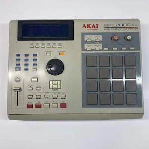 Akai Professional MPC 32-Kanal Midi Production Center 2000XL Powers On - Bild 1 von 8