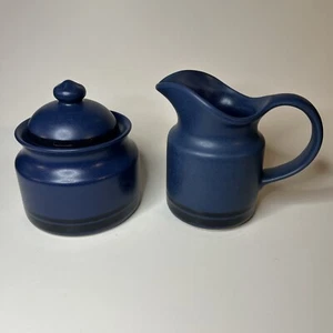 Jarra crema y azúcar Pfaltzgraff Morning Light azul oscuro con tapa EXCELENTE - Imagen 1 de 9