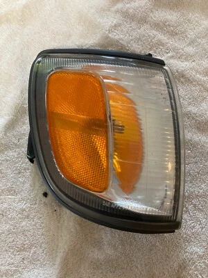Luz de estacionamiento delantera derecha señal de giro OEM Toyota 4Runner SR5 1998-2002 Foto 1 de 2