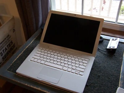 Laptop Apple MacBook A1181 13 pulgadas - Venta inmobiliaria VENDIDA COMO ESTÁ Foto 1 de 4