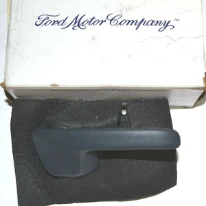 NOS FORD CROWN VICTORIA MERCURY GRAND MARQUIS DOOR HANDLE FRONT PASSENGER SIDE - Picture 1 of 2
