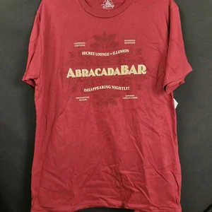 XXL 2021 Disney Parks Boardwalk Resort Abracadabar Rojo Adulto Camiseta Camiseta - Imagen 1 de 3