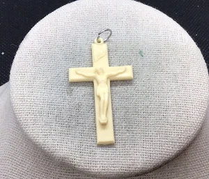 Vintage Costume Tan Plastic Cross Pendant F201 - Picture 1 of 2