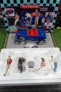 DIORAMA FORD Roadster 1932 + 3 FIGURINES + MOTEUR + CAISSE OUTIL 1/18 ERTL 7912 - Bild 1 von 1