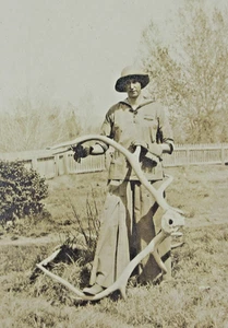 Frau hält Elchgeweih Becken Wyoming Fotos hacken Holz Blockhaus 1920-30er - Bild 1 von 4