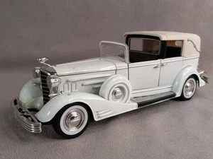 Signature Models 1933 CADILLAC TOWN CAR 1:32 Scale White - Picture 1 of 12