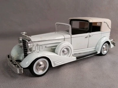 Signature Models 1933 CADILLAC TOWN CAR 1:32 Scale White - Image 1 of 4