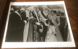 Shirley Temple 1937 Wee Willie Winkie escena de la película - brillante fotografía en blanco y negro - Imagen 1 de 3