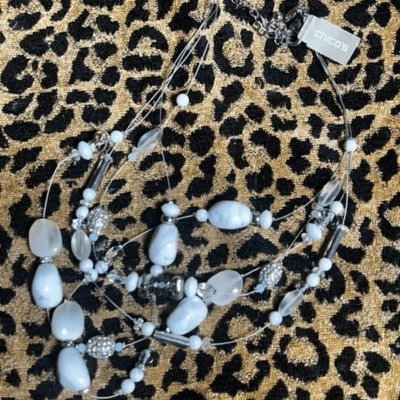 Collar Chico's Nuevo con Etiquetas Multi Hilo Piedra Blanca y Estrás Foto 1 de 4