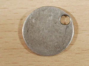 Antico ciondolo gettone d'amore - moneta in argento levigato, ciondolo forato, XIX secolo Ø 15 mm - Foto 1 di 6