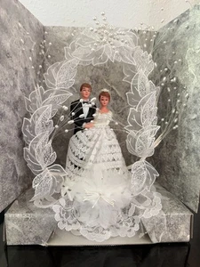 Vintage Braut Bräutigam Hochzeitstorte Topper Blumen Spitze Perlen NEU - Bild 1 von 4