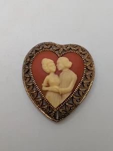 Vintage 1950s Heart Shape gold tone frame two lovers plastic Cameo  brooch - Picture 1 of 5