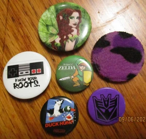 6 NINTENDO PINBACK BUTTONS/ ZELDA/DUCK HUNT/ CONTROLLER/INSIGNIA/FAIRY - Imagen 1 de 5