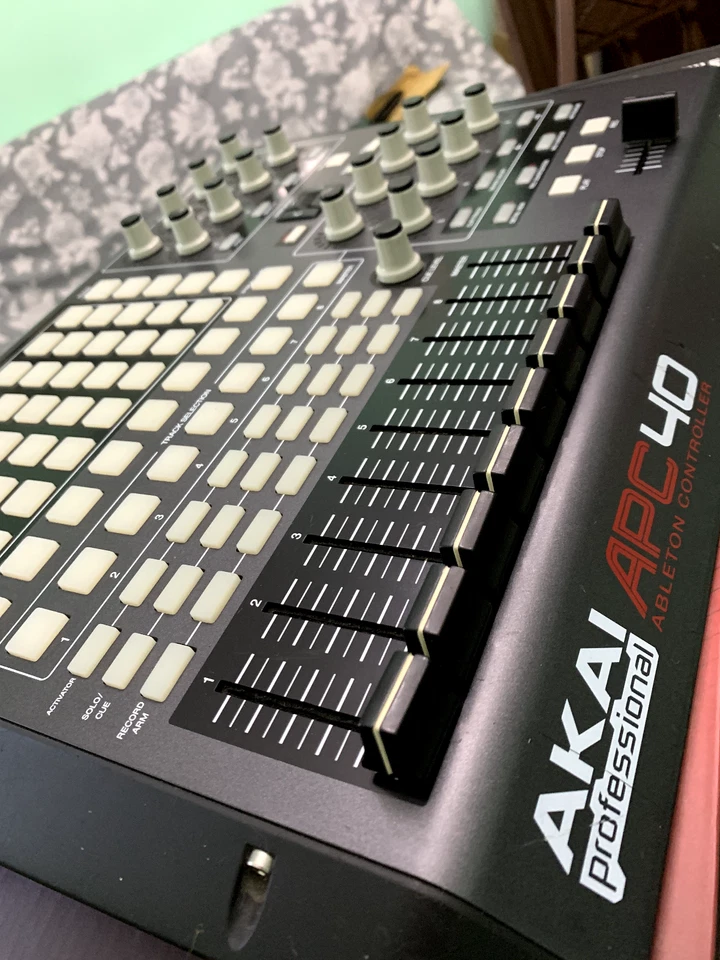 AKAI APC40 CONTROLLER MIDI USB PER ABLETON+BUONO 50 EURO  - Immagine 1 di 4