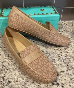 MICHAEL KORS Women’s Sz 9 M Signature MK Logo Felicia Moccasin Tan Gold Logo NEW - Picture 1 of 6
