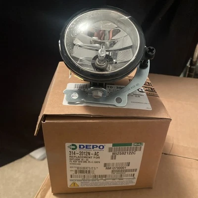 Conjunto de luces antiniebla izquierda=derecha Depo 314-2012N-AC para Mitsubishi Outlander 2016-20 Foto 1 de 4