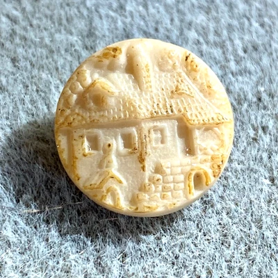 Antigua casa con botones de vidrio blanco prensado y casa para perros con perro en la parte superior 15 mm Foto 1 de 4