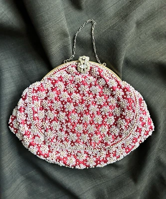 Antiguo bolso/broche de estrás de seda rojo con cuentas de 1920 Foto 1 de 4