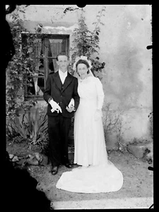 Retrato boda mariés ramilllete flores jardin - antiguo negativo foto año. 1940 - Picture 1 of 1