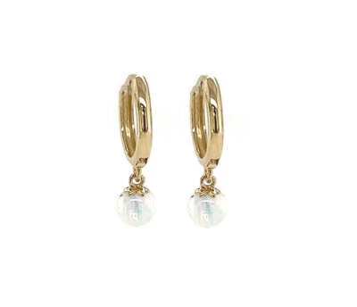 Pendientes colgantes Huggie de ópalo blanco de oro amarillo/blanco de 14k Foto 1 de 4