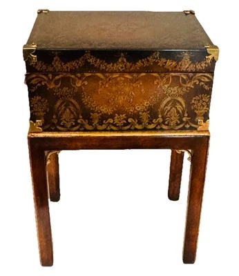 Mesa auxiliar con caja de madera sobre soporte - pintada a mano Foto 1 de 4