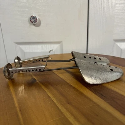Estirador modelador de árboles de zapatos de metal martillado EKCO vintage de los años 50 EE. UU. 2 ajustables Foto 1 de 4