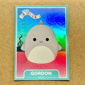 Squishmallow Gordon lo squalo ~ pellicola olografica ~ #73 ~ carta da visita serie 1 - Foto 1 di 2