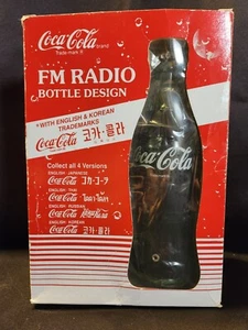 VINTAGE - 1991 Coca Cola FM Radio Bottle Design - Versione Coreana - NUOVO/NON TESTATO! - Foto 1 di 11