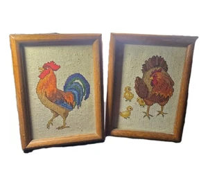 2 Vintage gerahmte Nadelspitze Huhn Hahn Henne Küken Vogel Kunst Bilder 7,5"x6" - Bild 1 von 14
