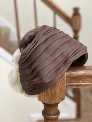 Vintage G. Fox & Co. (Hartford, CT) Women’s Hat Brown Floral Flowers Size 22 - Image 1 of 4