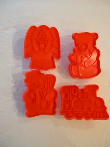 Juego de 4 cortadores de galletas navideñas de plástico rojo vintage Aronson Oso ángel tren - Imagen 1 de 2
