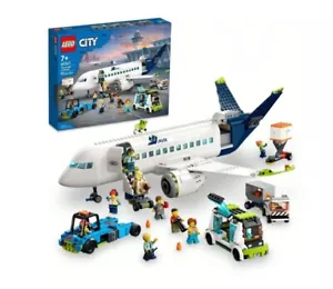 LEGO City Passagierflugzeug Set - 913 Teile Bauset für Kinder - Alter 7+ - Bild 1 von 7