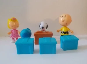 8 piece Peanuts Gang PNTS Movable Arms Snoopy Charlie Sally Desks Globe - Imagen 1 de 6